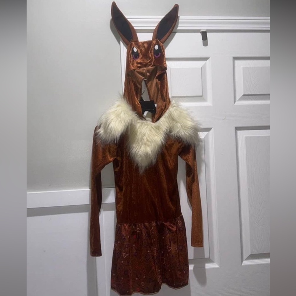 Pokémon girls Eevee costume